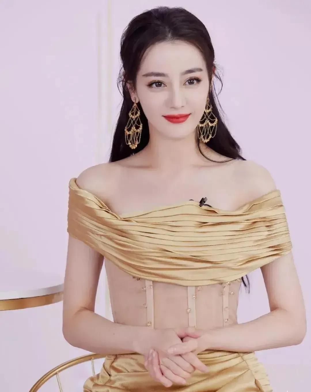 金色礼服的热巴，长发温婉内娱第一美人