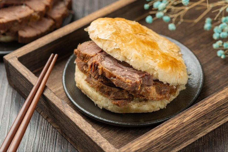 做酱牛肉，牛肉记住别焯水，做好“1腌2泡”，鲜嫩入味不塞牙