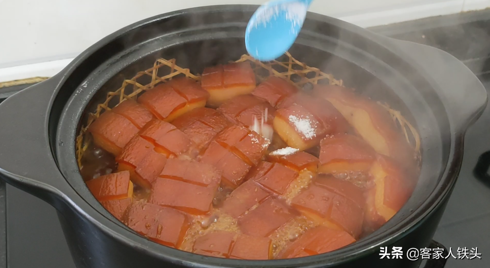 2斤五花肉，垫个竹网放入锅中，出锅软糯好吃又好看，做法很简单