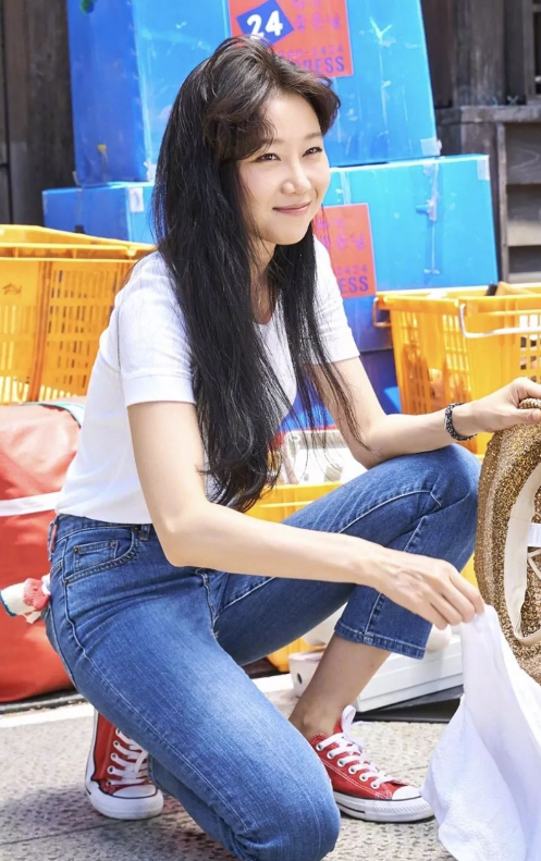 孔孝真婚后再发动态,与朋友出游状态大好,小10岁老公未现身