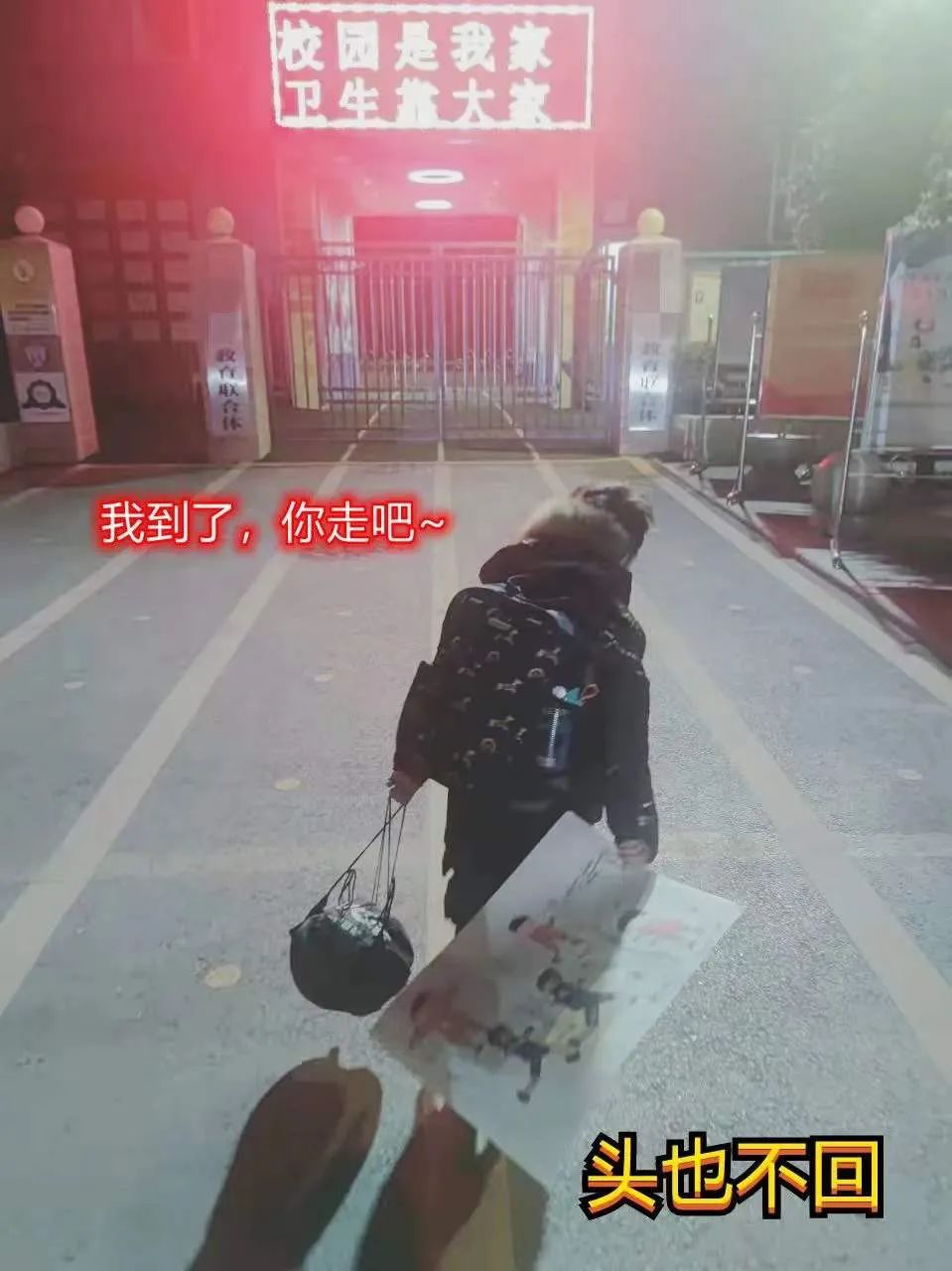 小宝宝踢足球的视频(二年级小男孩的足球之路：妈妈越狠心，儿子越优秀)