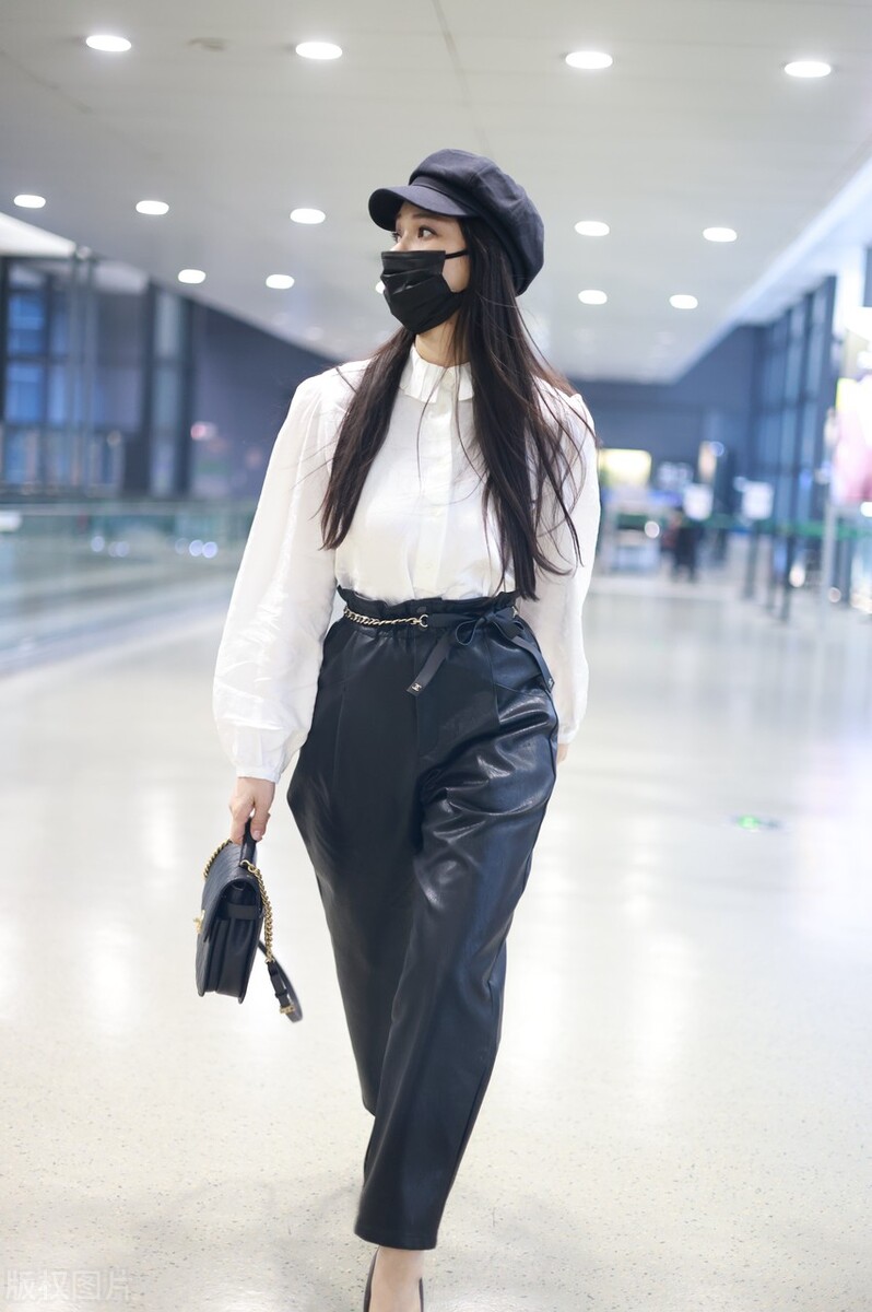 伊能静带火了一种穿搭，叫“上身少女、下身辣妹”，个性又减龄