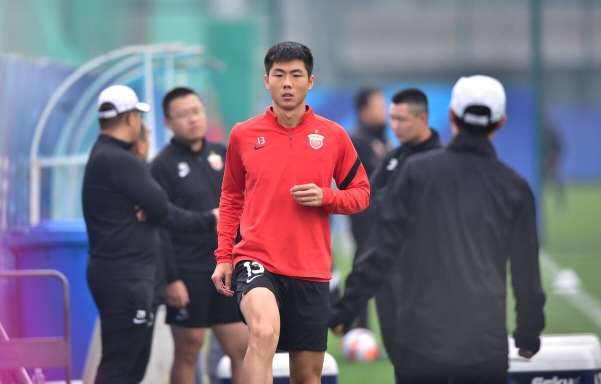 熟悉魏震的球迷都知道他属于年少成名,刚出道就在竞争激烈的上港踢上