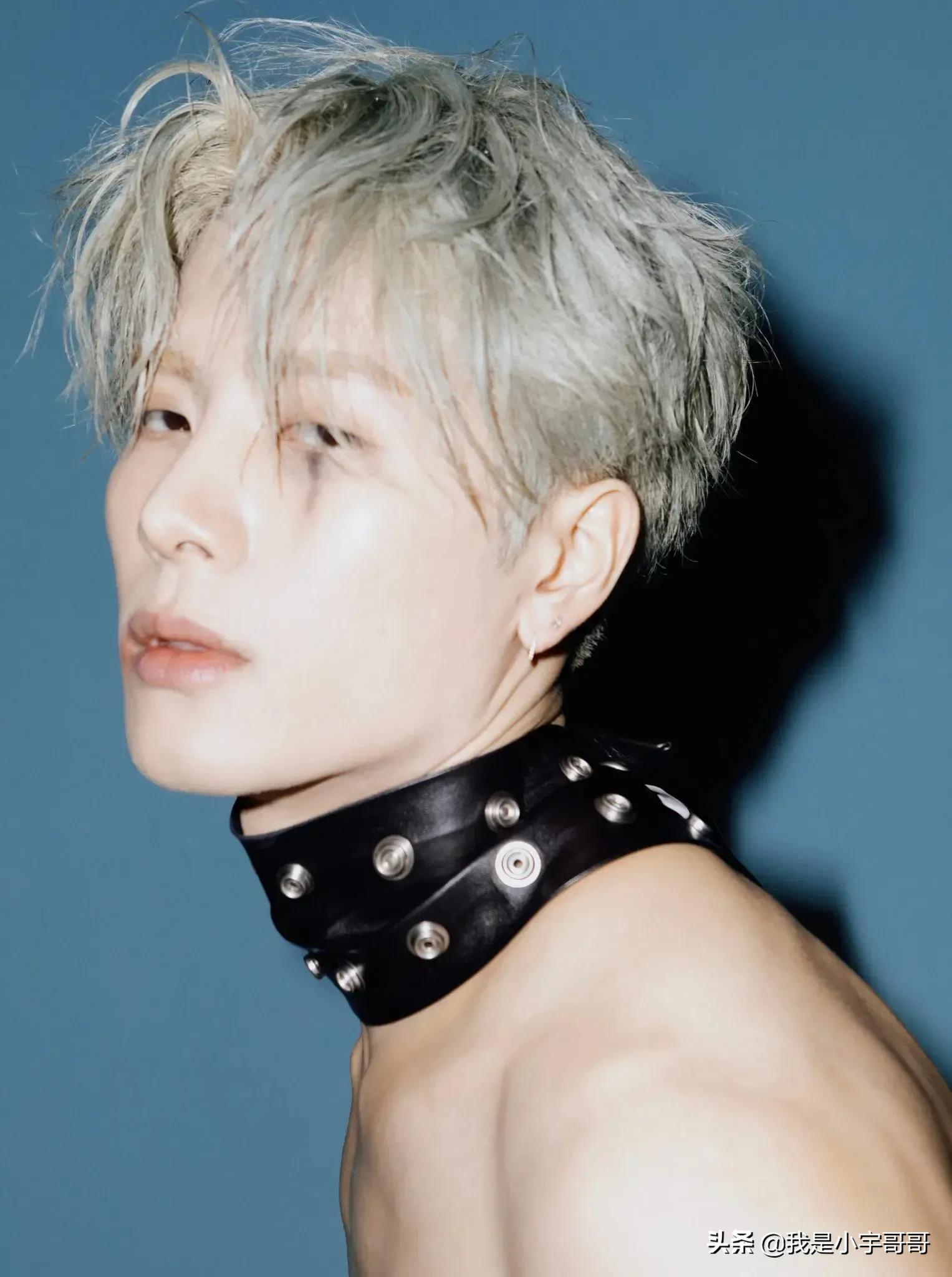 王嘉尔《CLASH》八月刊内页大片释出，尝试高跟鞋造型，时尚感强