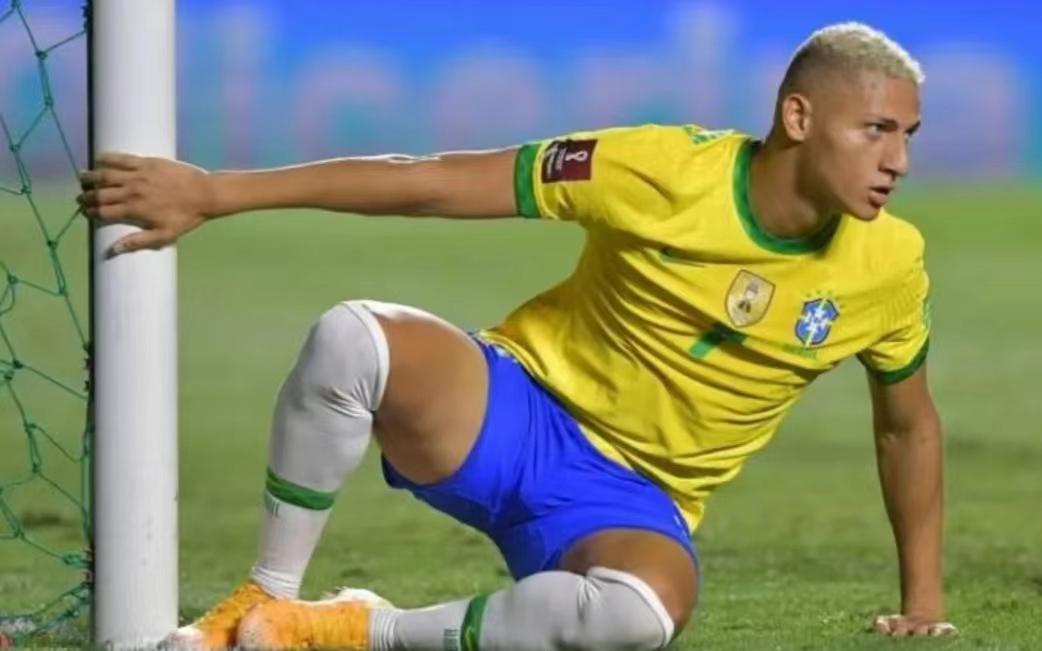 2018年世界杯巴西整容(2届世界杯阵容对比之巴西队，中锋位依然缺人，双边卫成隐患)