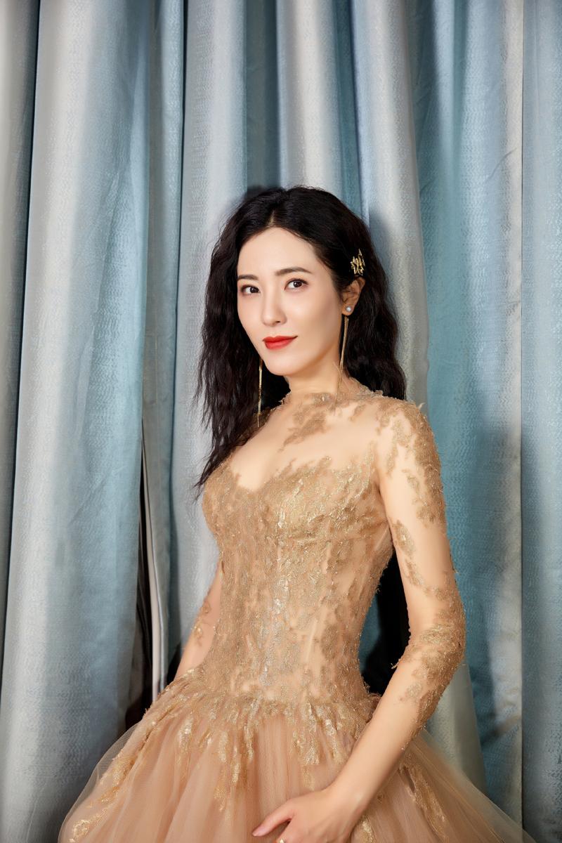 曾黎从没外出过拍戏,所以她的事业远远落在章子怡,秦海璐,梅婷同班