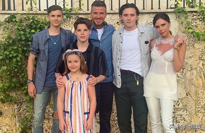 贝克汉姆携儿子参加活动，父子同台颜值亮了，网友的评论扎心