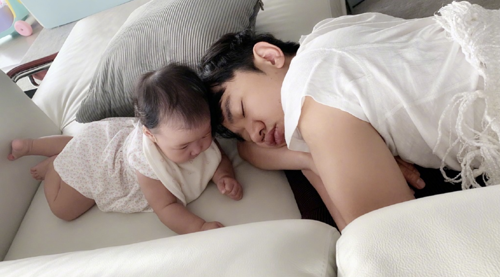 王祖蓝晒女儿弹唱视频，想送她进乐队，3岁Gabby摇滚范儿十足