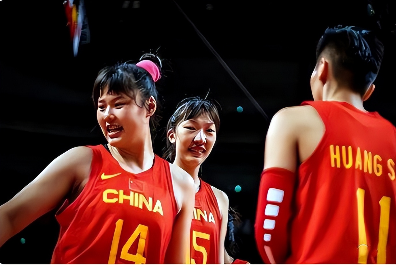 中国女篮队员(中国女篮12人大名单，双塔背后“三锋”成优势，仍存一项不足