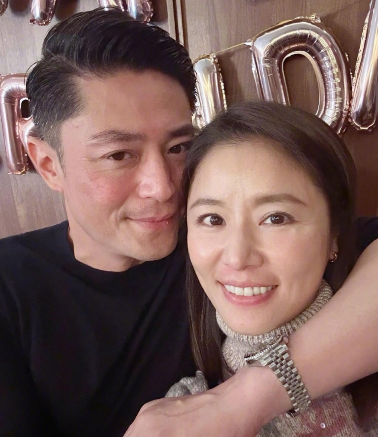 手牵手图片真实(林心如晒照庆47岁生日,与霍建华贴脸自拍显亲密,牵手