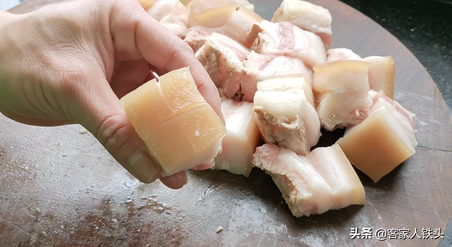 2斤五花肉，垫个竹网放入锅中，出锅软糯好吃又好看，做法很简单