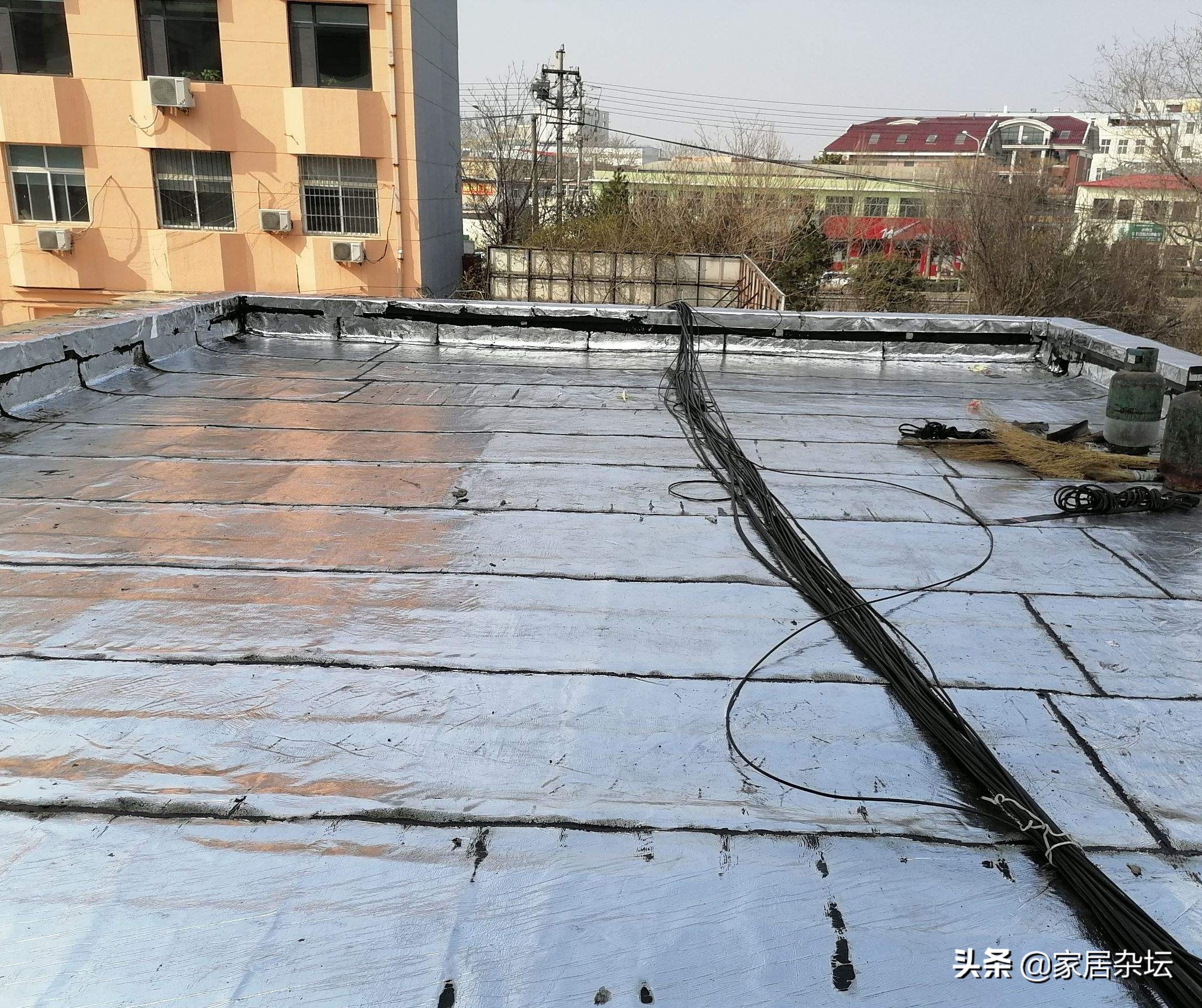 屋顶漏水，要分成2种不同的情况，有7种修复方法可以选择