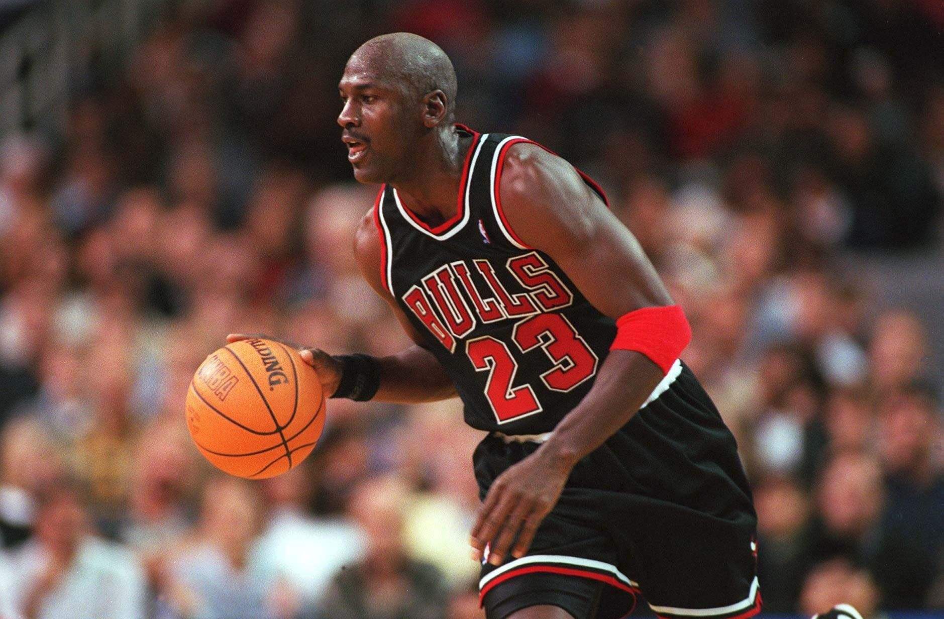 為什么nba打球沒有那么花俏（喬丹打球為何很少胯下運球等花哨動作？）