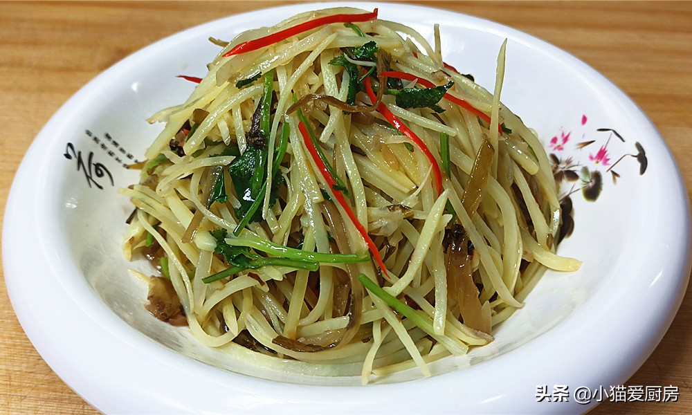 泡酸菜炒土豆丝，成菜口感脆爽，味道酸辣，是一道不错的下饭菜