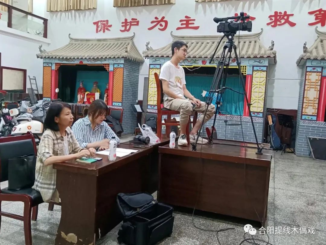 陜西方言口傳文化遺產(chǎn)典藏與綜合研究課題組在合陽縣線腔木偶劇團進行調(diào)查攝錄