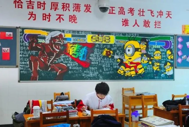 初中生“黑板报”火了，美术天赋让人羡慕，老师赶紧拍照留念