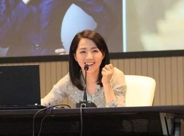 “气象小姐”杨丹：食堂路上捡来一个老公，主持27年无失误