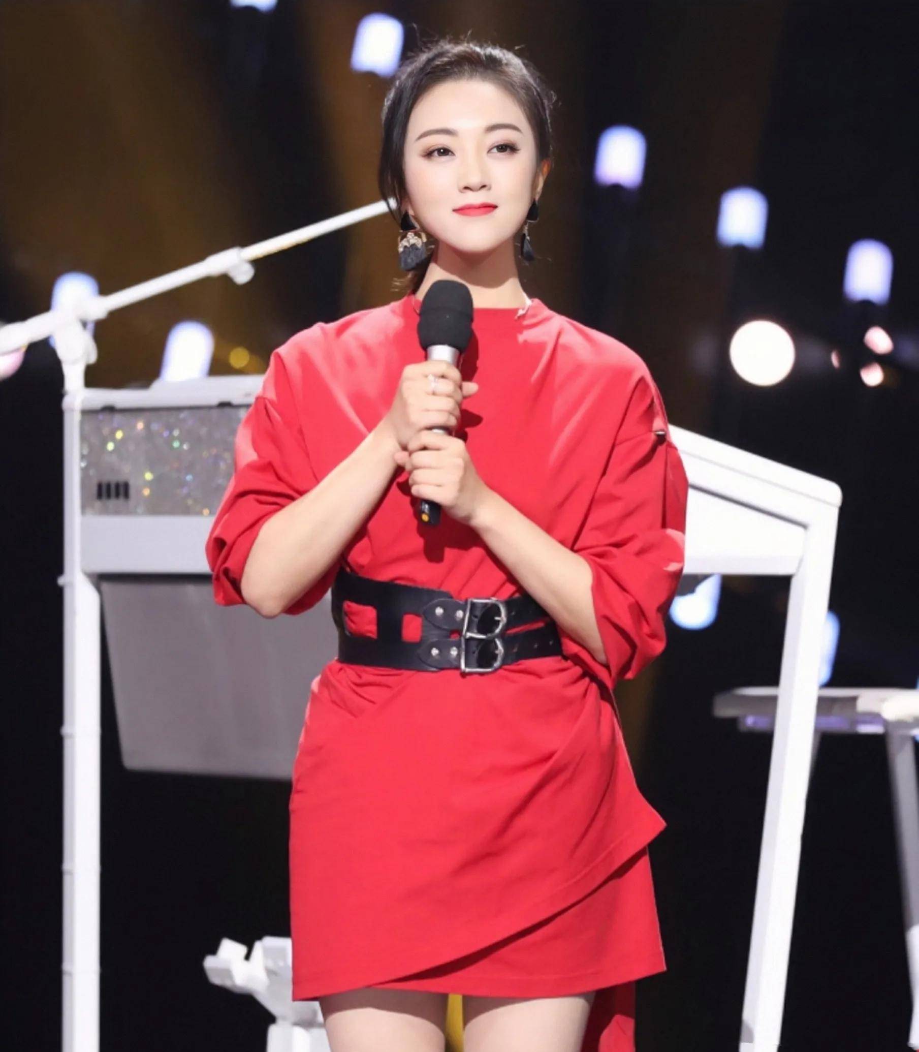 反观王小玮倒是一直都有活跃各大平台,王小玮这几年搭档换了好几个