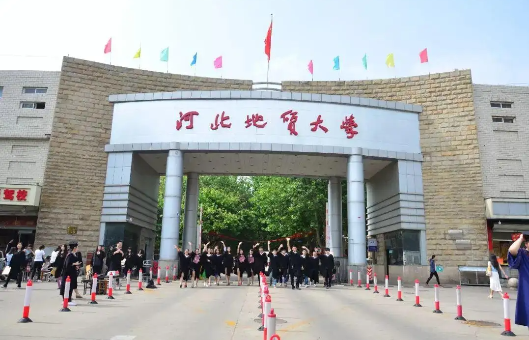 高考录取分数低，背景厉害就业很稳，五所低调院校