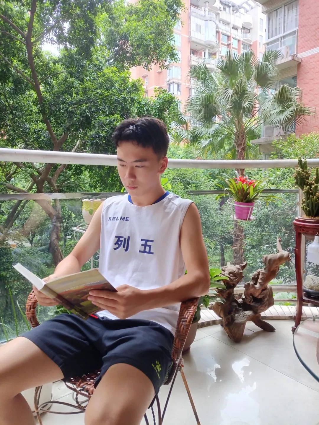 清华大学足球特长生(坚持11年,成都18岁男生"踢"进清华)