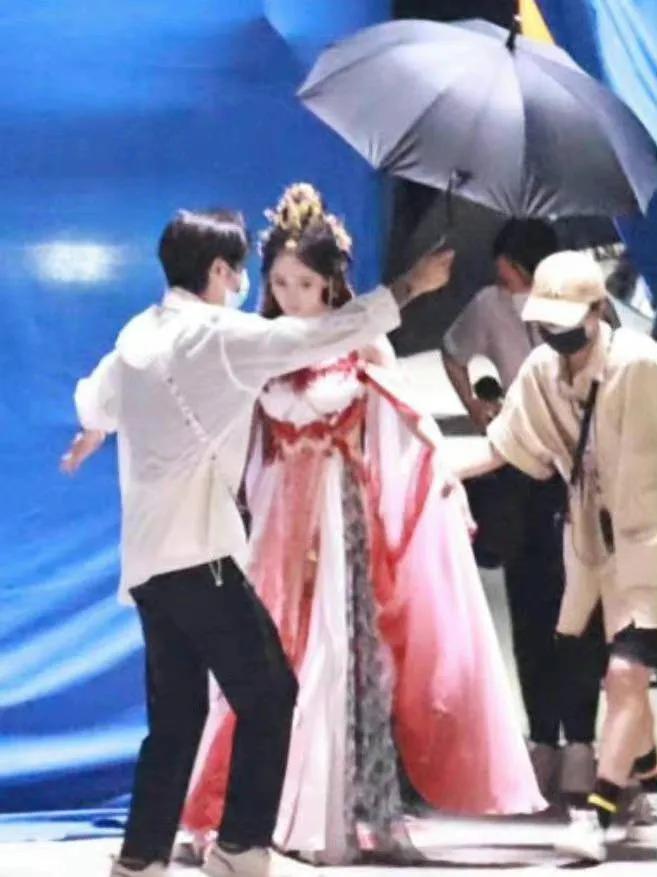 杨幂复工拍戏，造型真的好好看啊