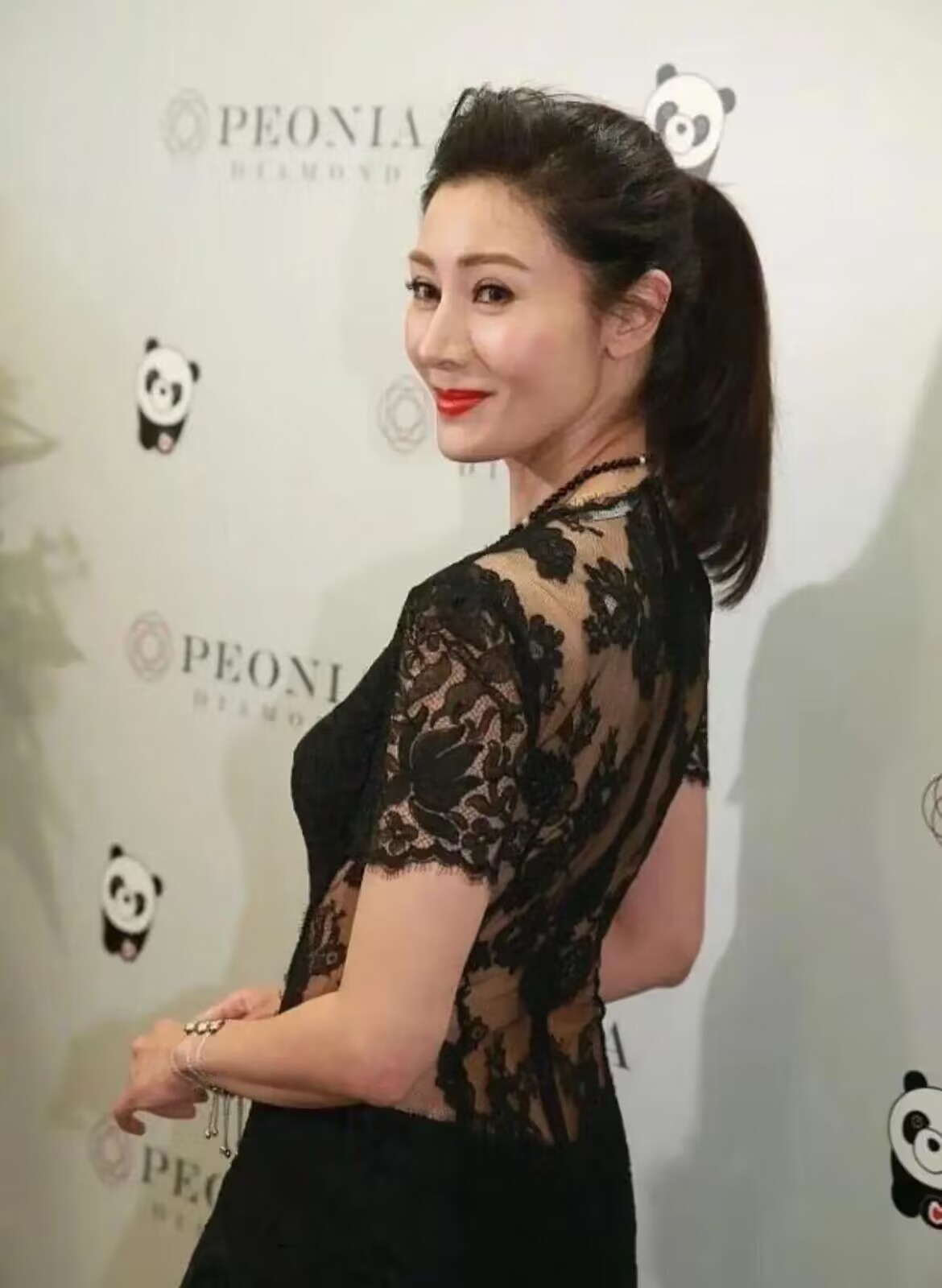 港媒太实在了,李嘉欣的图不修就放出来,真实状态一目了然!