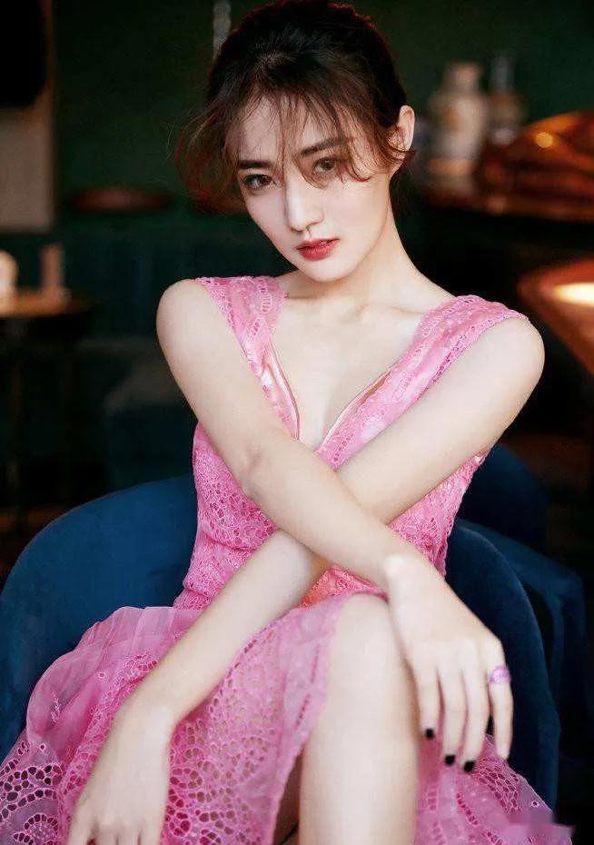 徐璐，五官精致，身姿优雅