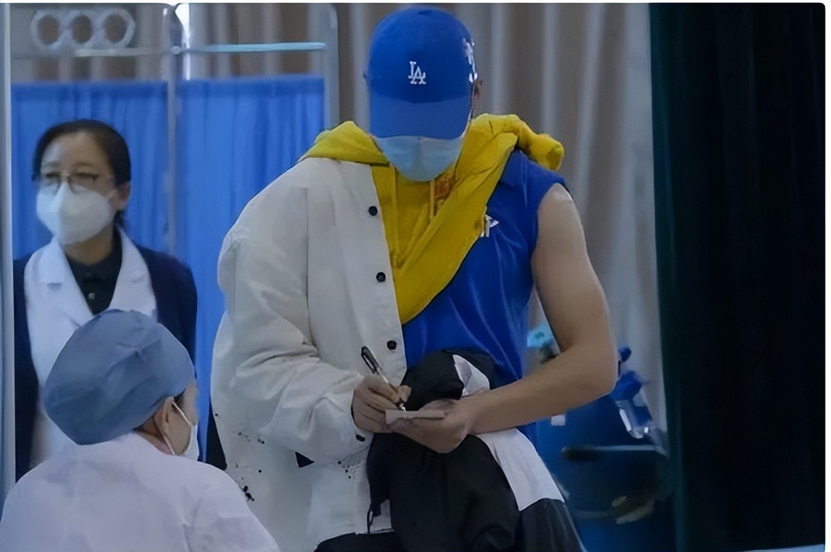 体育生集体“打疫苗”火了，画面十分养眼，让医护人员都心动不已