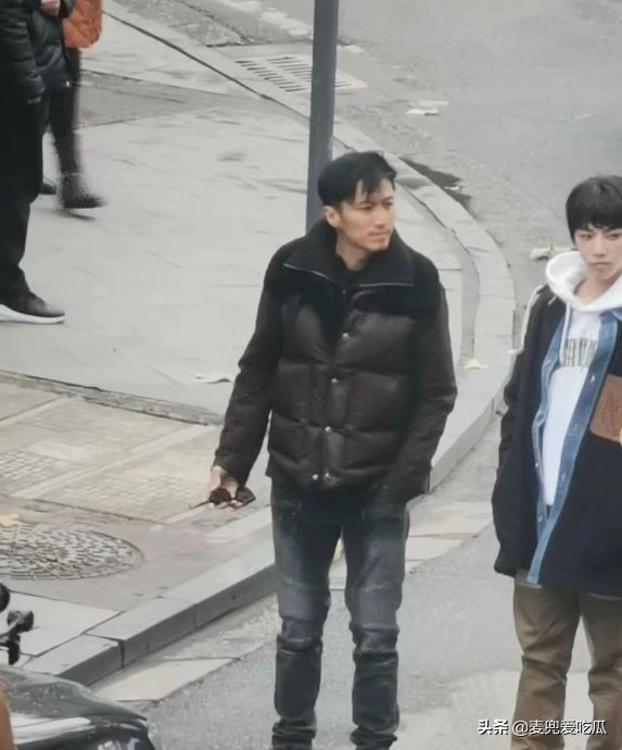 謝霆鋒華晨宇現身武漢街頭，相差10歲看不出年齡差，增高鞋引熱議