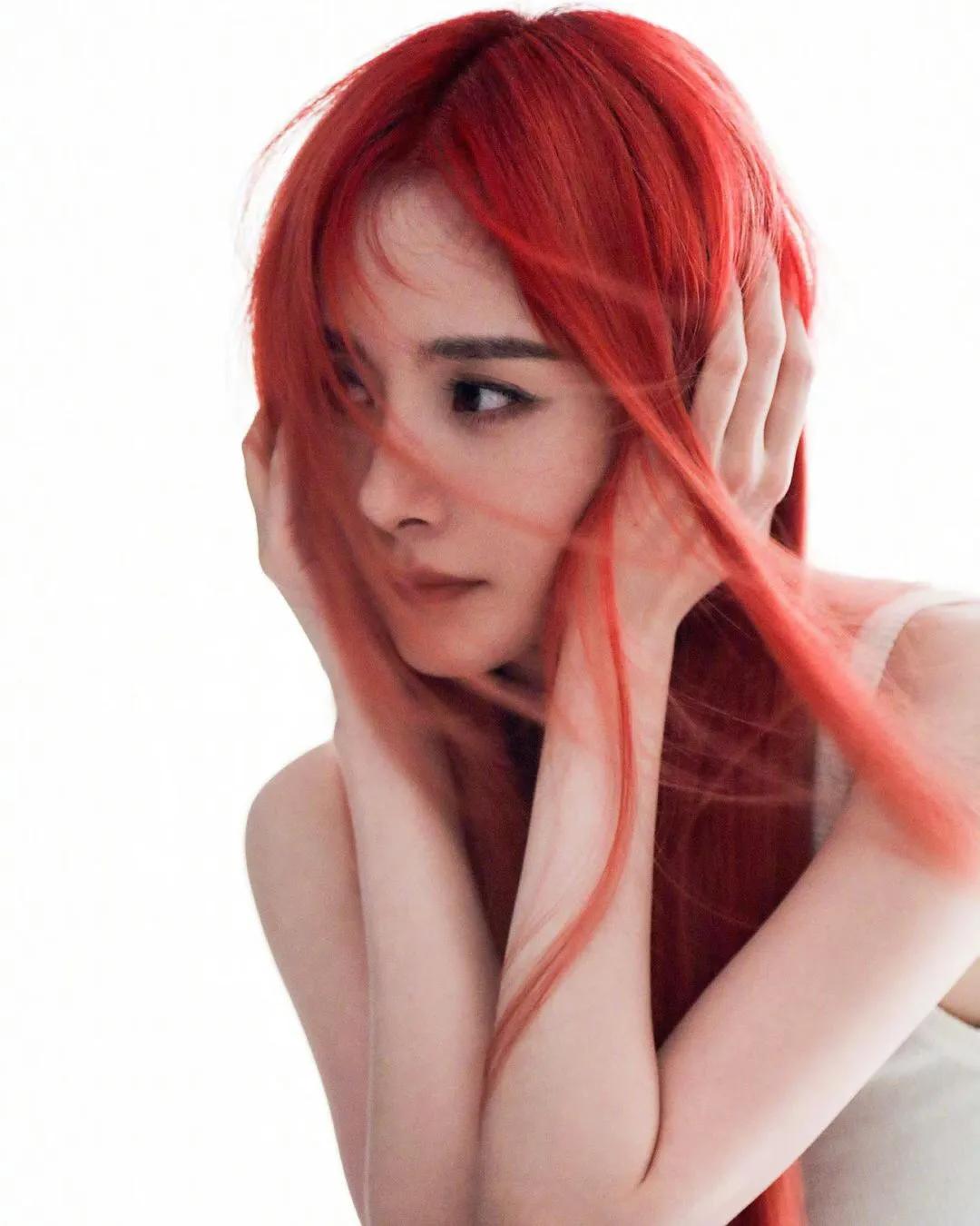 杨幂红发登封艳震七洲!大幂全身紧囊难掩修长白腿!