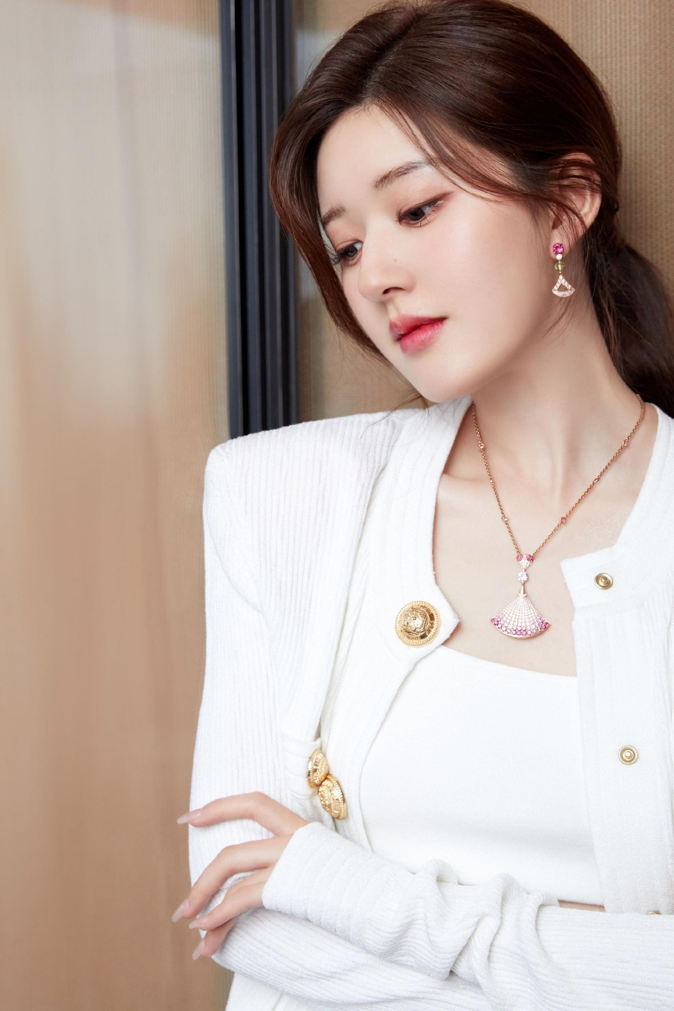 赵露思奶白色针织套装写真 气质迷人