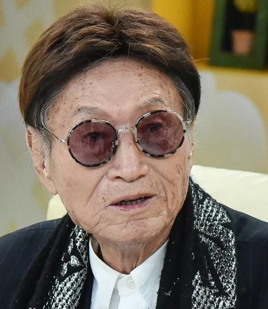 2018年，国际著名人物傅达仁当着自己的家人，高兴地举行了安乐死