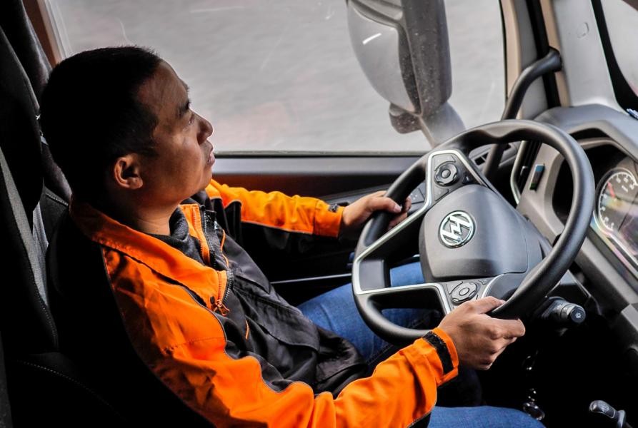實拍紅巖杰獅H6牽引車干線運輸，楊師傅：收入增加，相當滿意