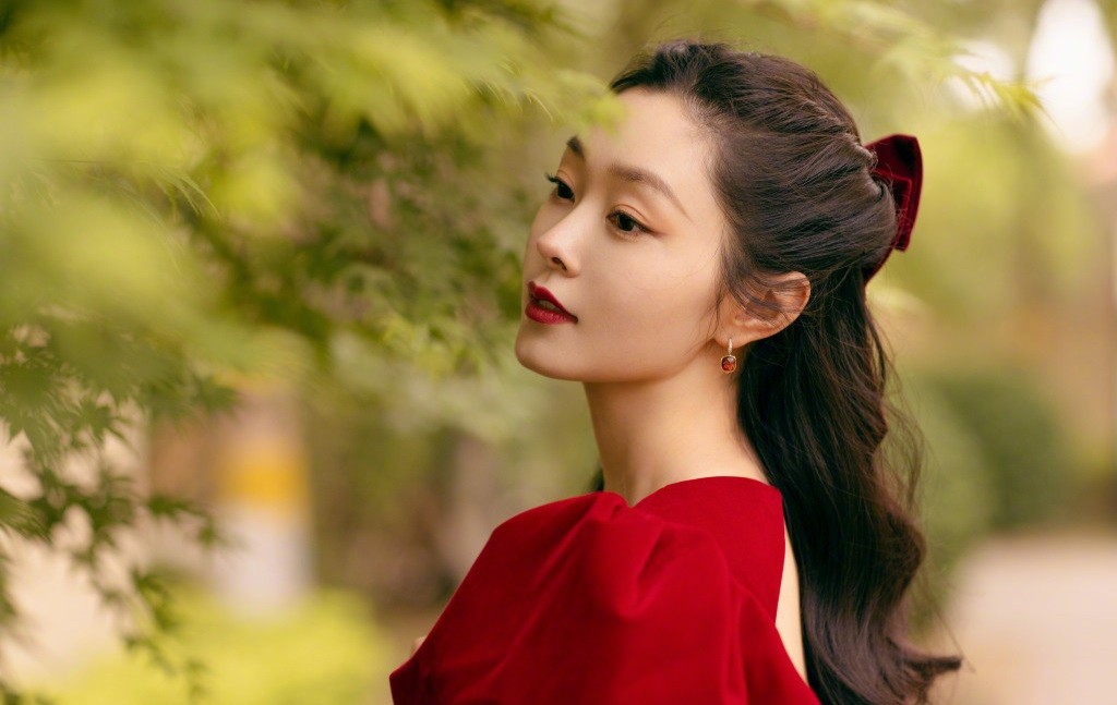 宋轶转发文案风波有感：明星们的虚假式爱国转发，大可不必