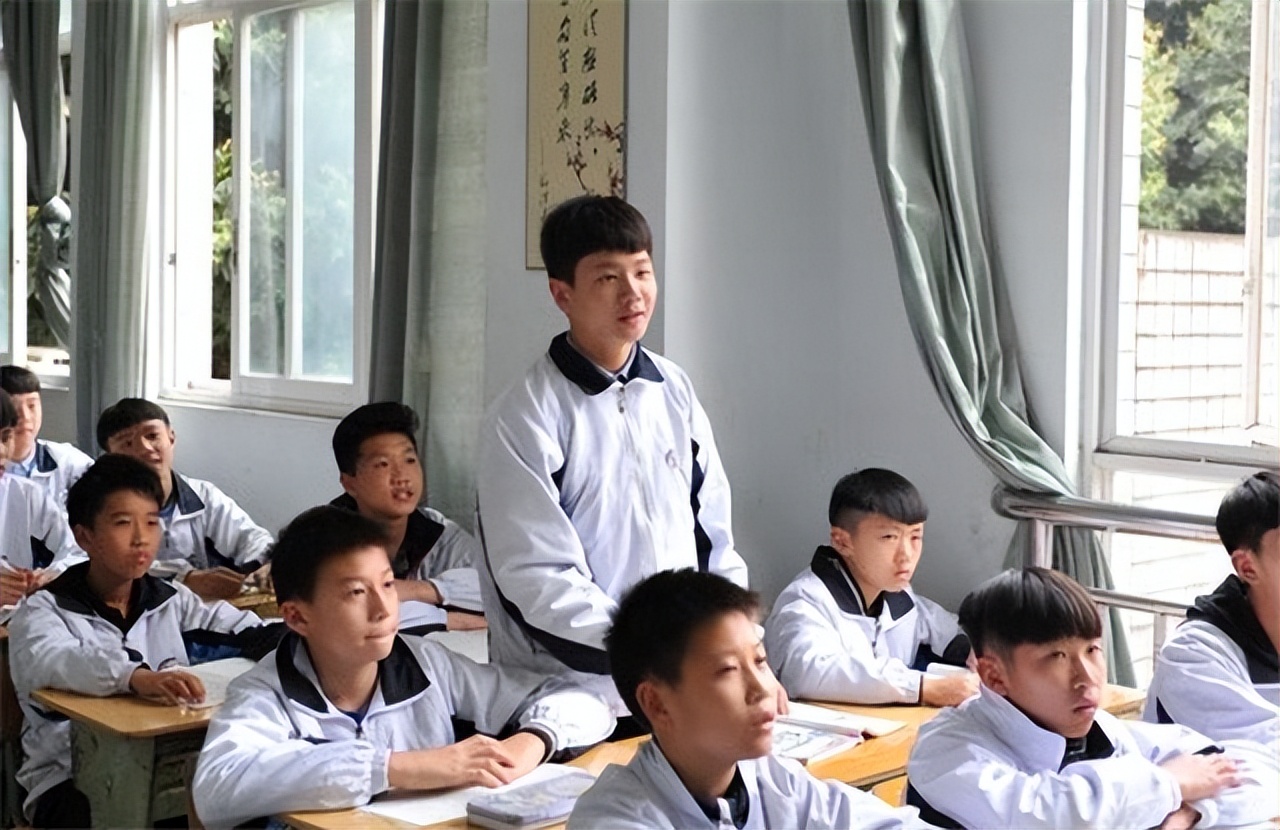 2003年，一少年偷走高考试卷，记熟答案去考试，改写一届考生命运