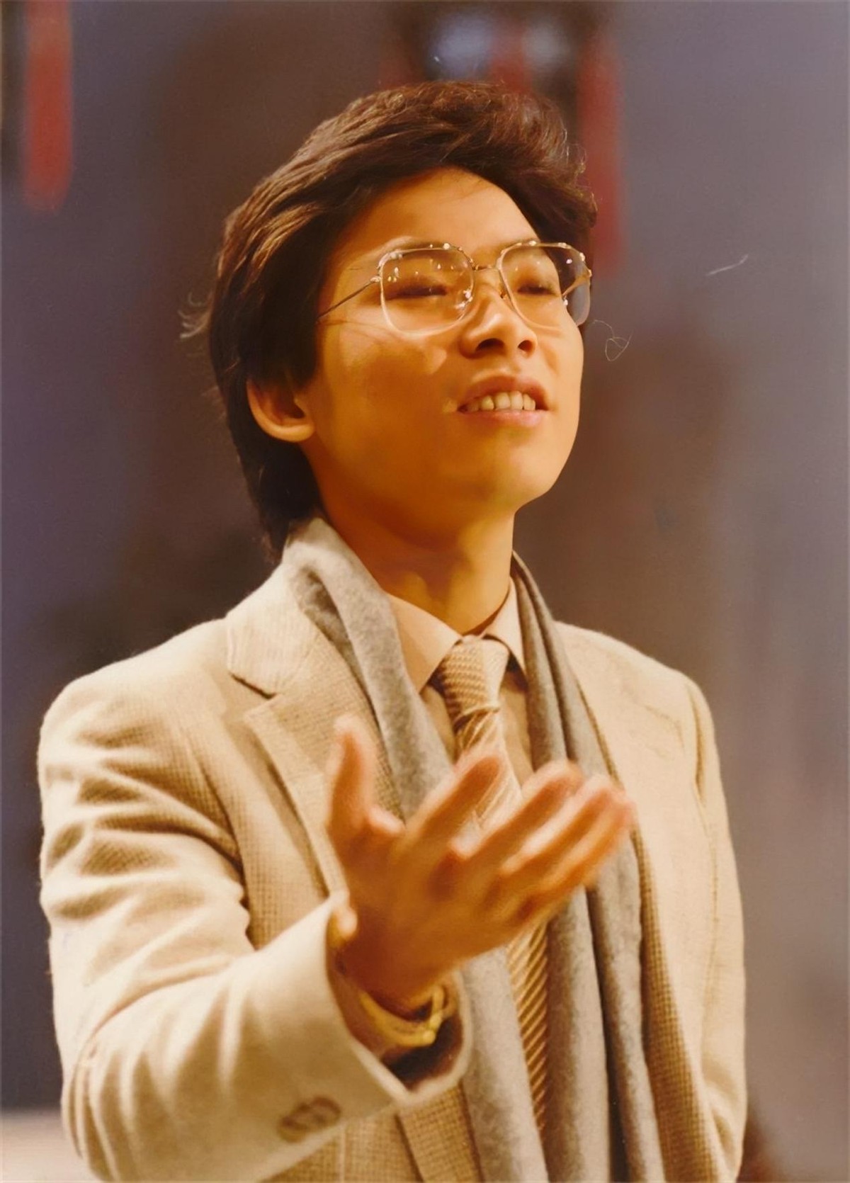 28岁爆红后被打压,卖掉车房义演的"爱国歌手"张明敏,你知道吗