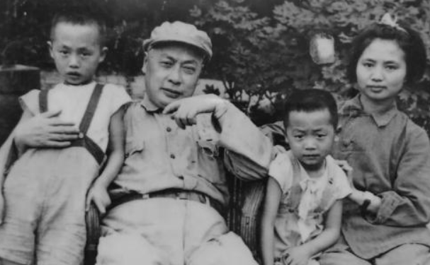 陈毅与饶漱石之争，毛主席最终决定：只要你坐在那里就起作用