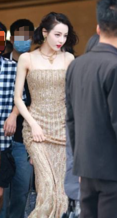 知名女星热巴穿抹胸拍大片!躺地上炫出巴掌细腰,一双腿又直又长