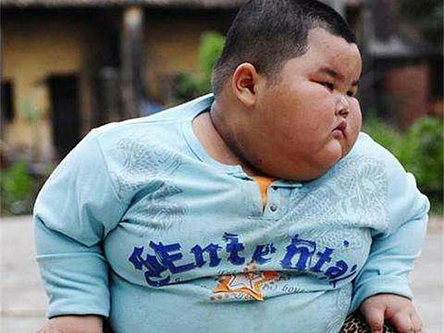 河北小伙胸口顶着200多斤肉球，体重500斤，吃喝拉撒在床上解决