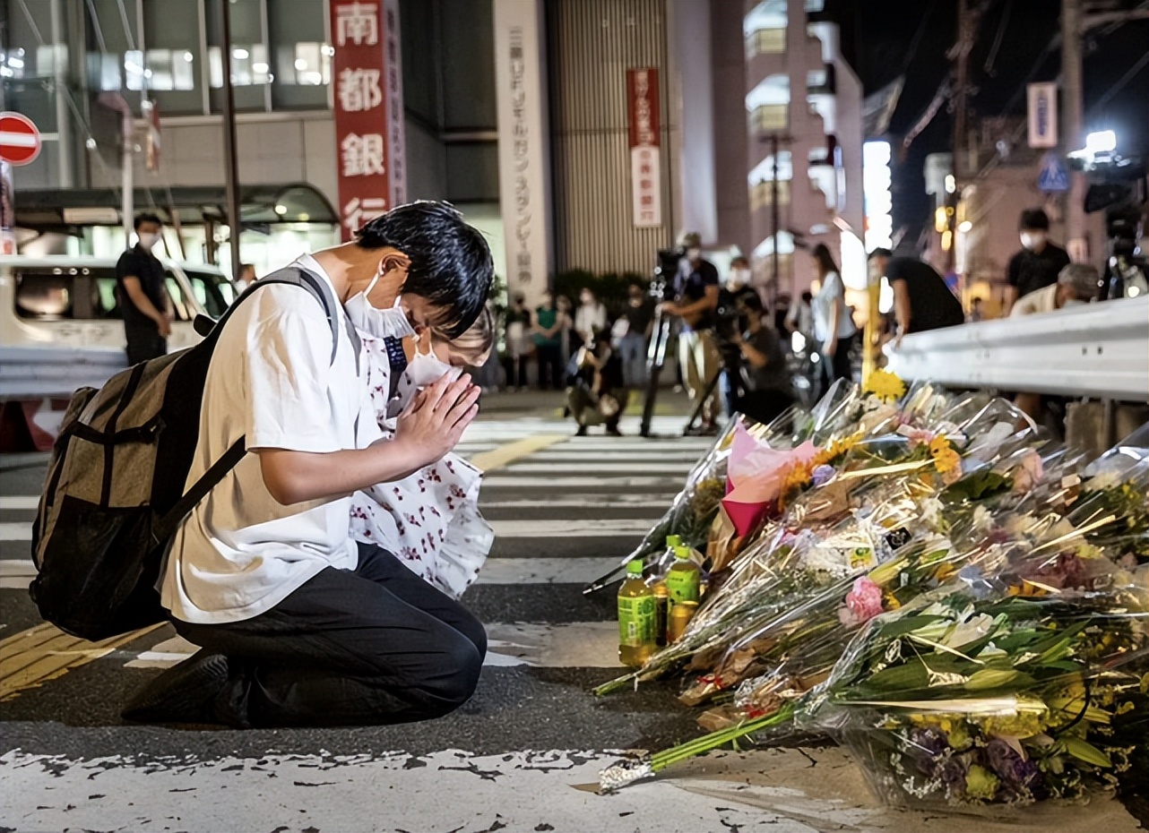 东京奥运会都有哪些著名尴尬场面(日本民众哭悼安倍，送上鲜花饮料，安倍趣事与尴尬事盘点)