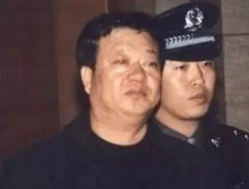 2003年慕马案巨贪落马，涉案2700余万，曾买通市长，花千万建庄园