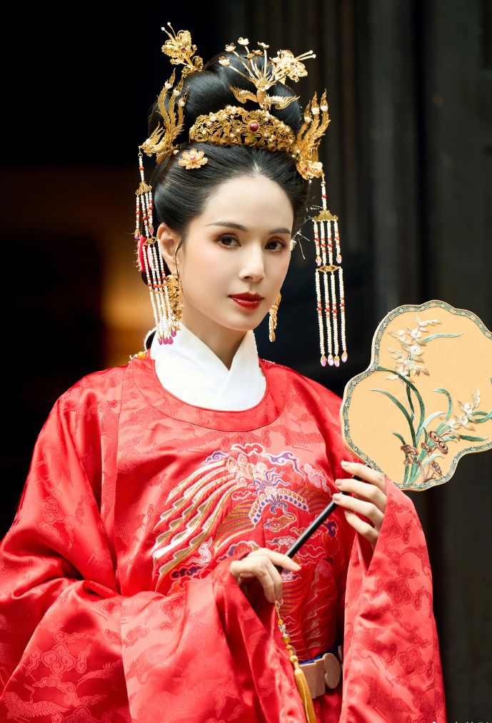 被李若彤惊艳到了!56岁的汉服装扮,依旧"吊打"古装女主