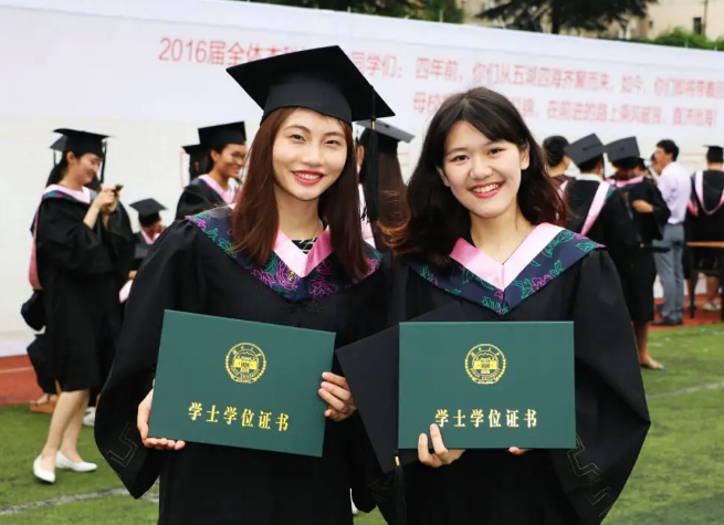 毕业典礼上的“神秘力量”，各高校请出学术权杖，网友看后羡慕了