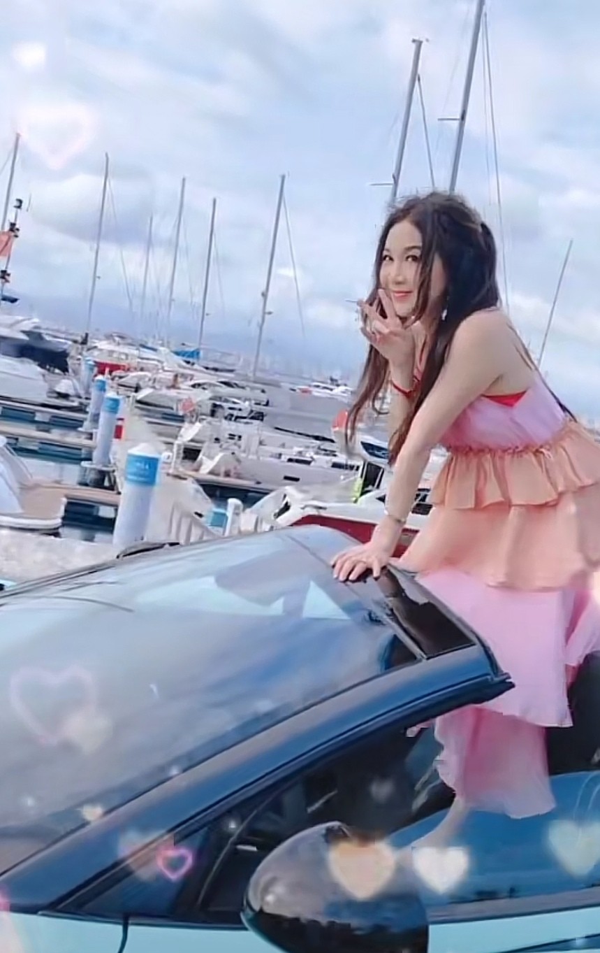 55岁温碧霞近照好嫩，站豪车上凹造型像少女，穿长裙164身高像150