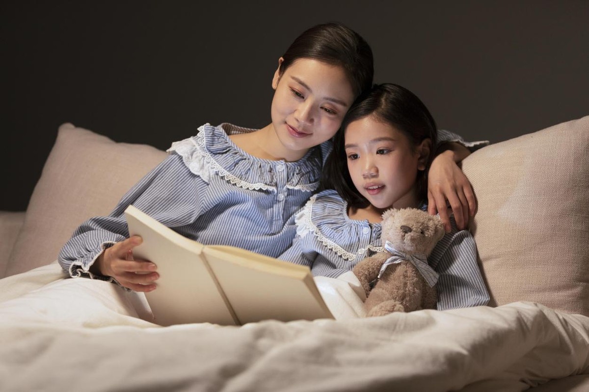 当孩子扔东西发脾气、打人哭闹，父母做法很关键：学会左右脑协调