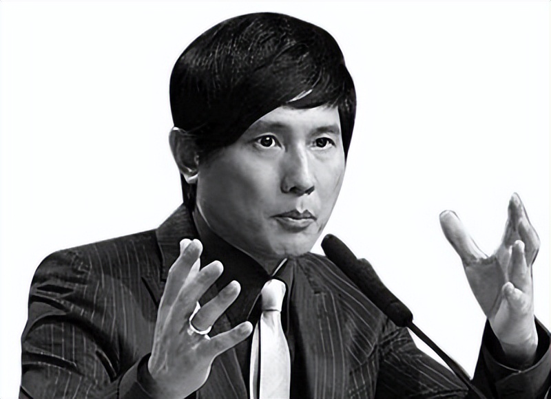 54岁的包小柏：娶圈外人妻子，女儿患癌离世，与哥哥抱头痛哭