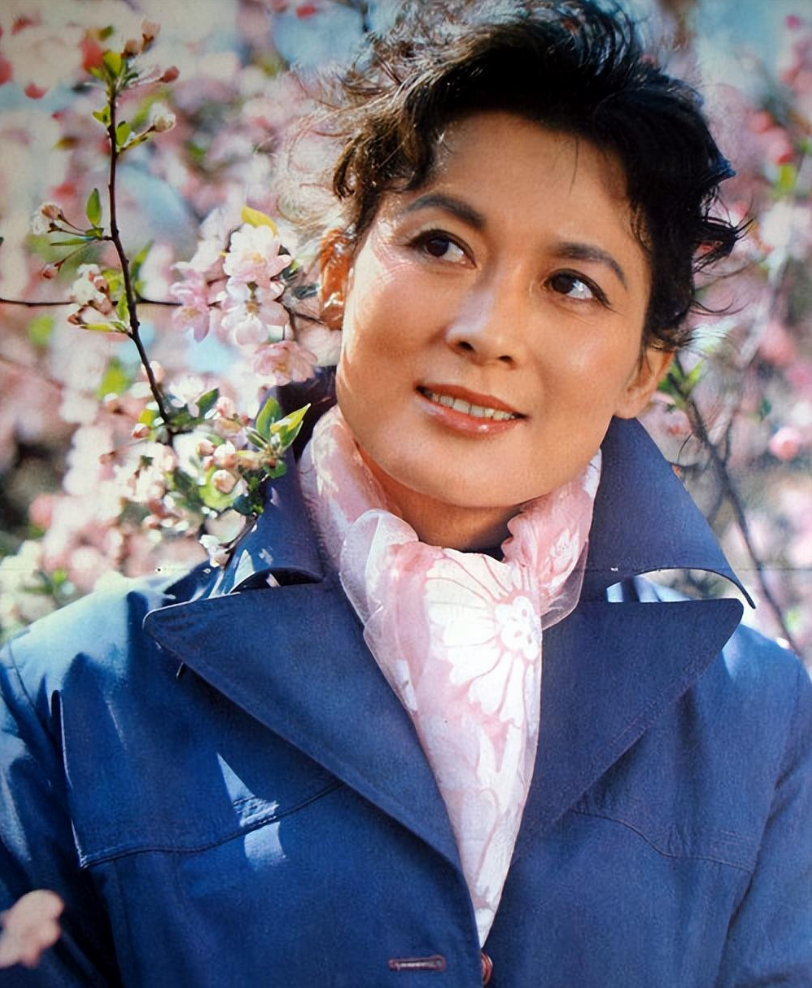 著名演员向梅:和丈夫牵手64年,71岁患脑梗,如今85岁怎样了?