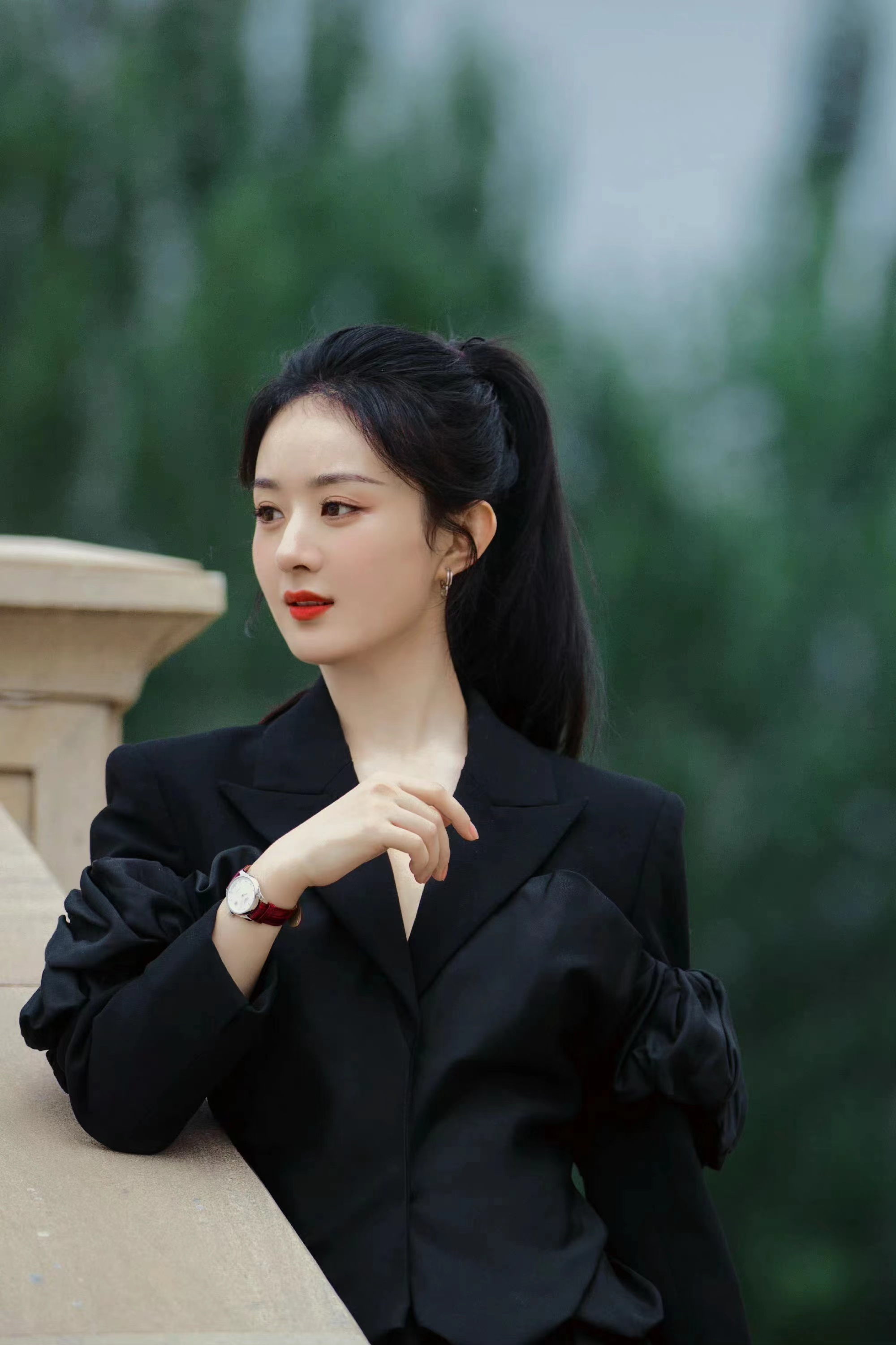 赵丽颖气质越来越好,穿西装搭配高马尾,干练又不失优雅