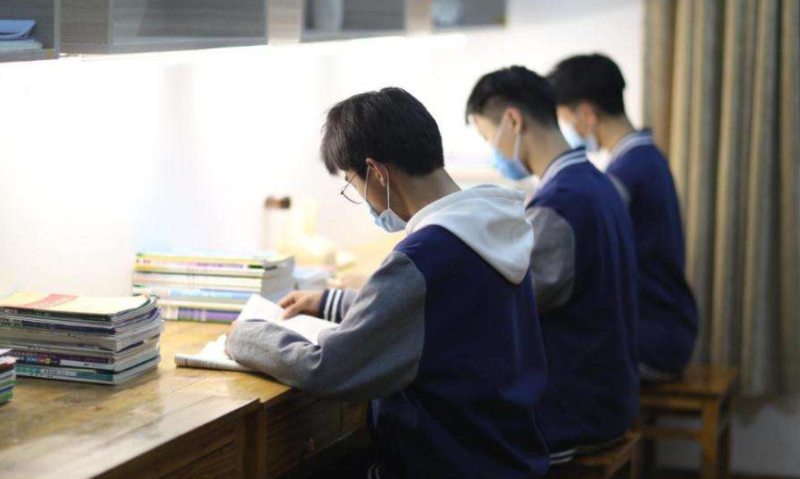 大一新生对学校的意见（多亏母亲的坚持）