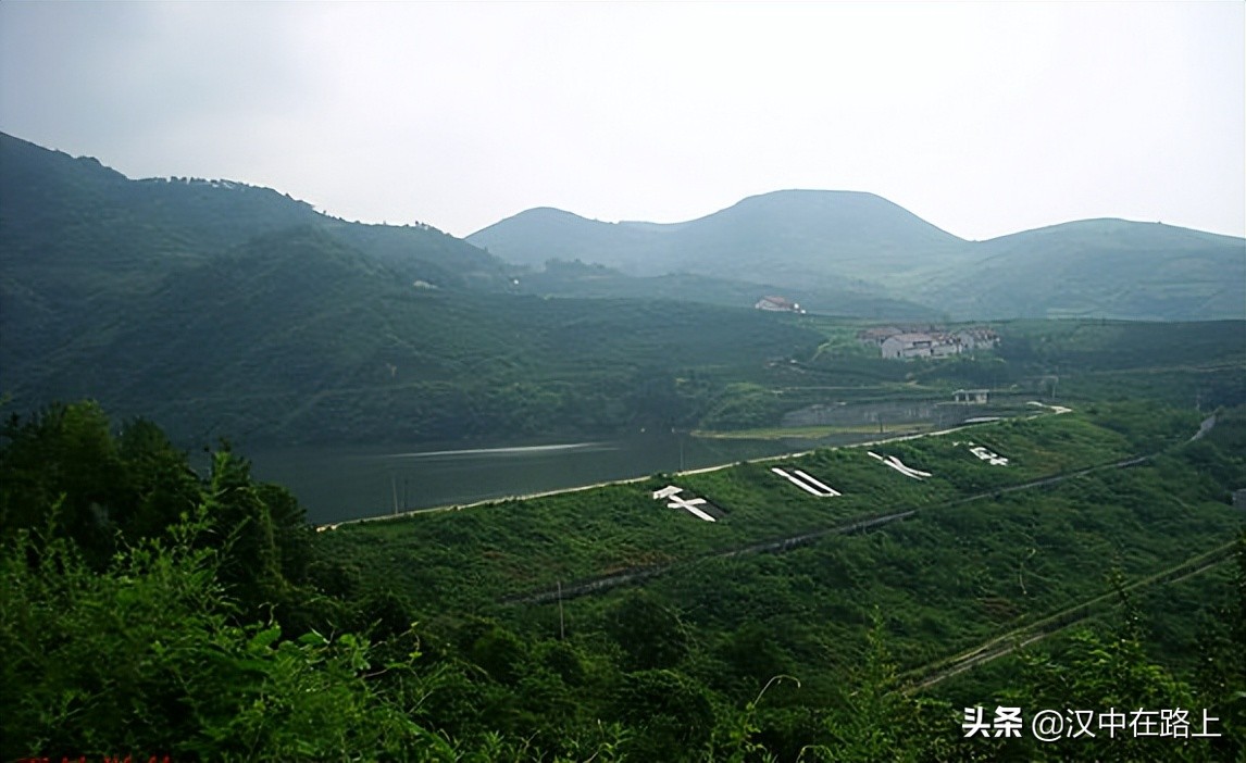 千山水库是城固彤辉的重要水源地,来到河边,就能感觉到,河水清澈,倒影